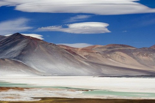 Khách du lịch khi tới vùng San Pedro de Atacama tại Chile sẽ vô cùng sửng sốt trước cảnh tượng đẹp với mạch nước nóng nghi ngút khói, cánh đồng muối trải dài cùng những ngọn núi thơ mộng. Tuy nhiên, khí hâu nơi đây rất khắc nghiệt, nắng nóng và khô hạn quanh năm.